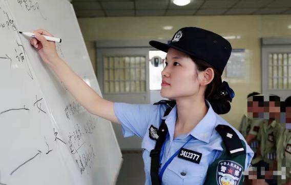 女狱警的猜拳下载
