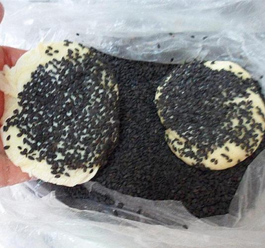 烧饼上有黑色的灰能吃吗