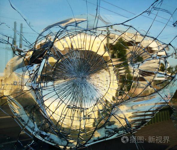 镜子无缘无故掉下来碎了