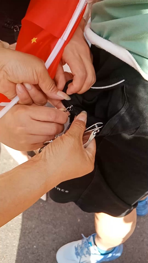 高考衣服上有金属拉链是不是不想