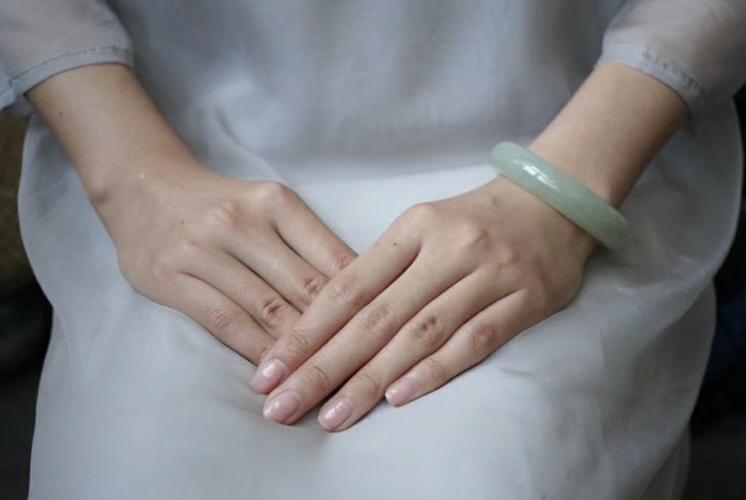 女人玉一般戴在哪只手
