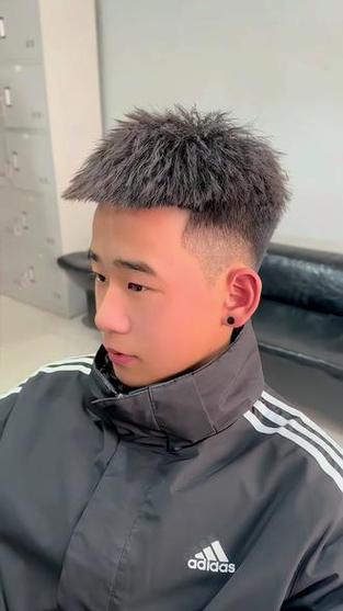 飞机头精神小伙截图