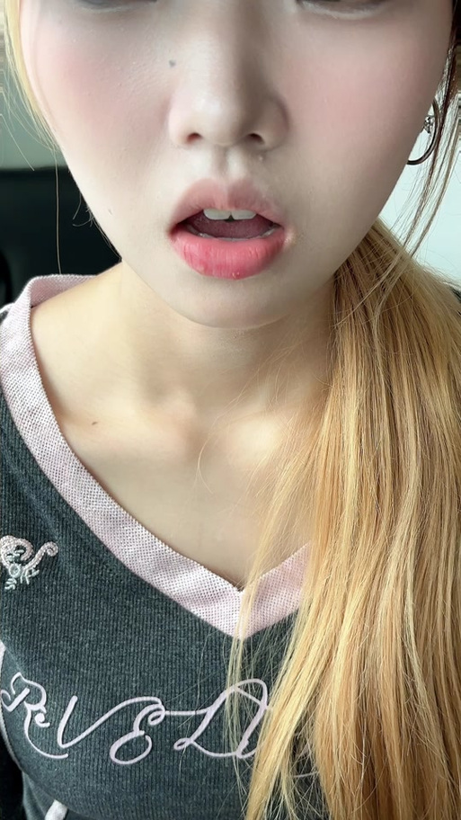 女生吐舌头暗示啥缩略图