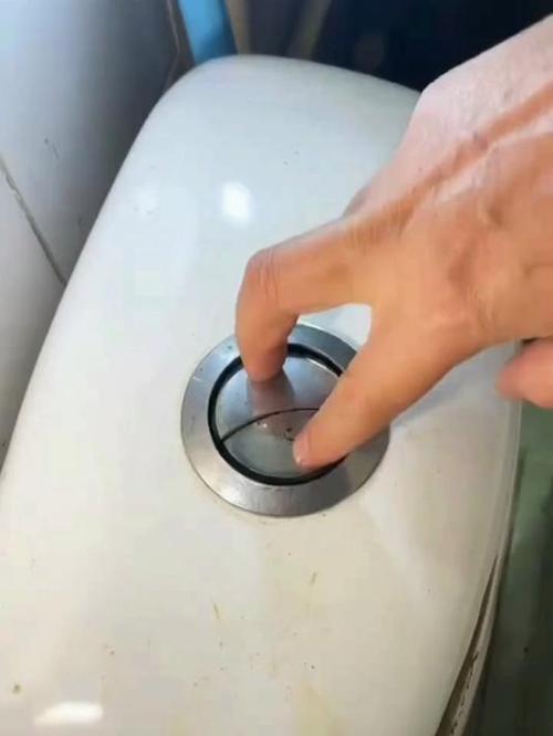 马桶冲水按钮按不动很硬缩略图