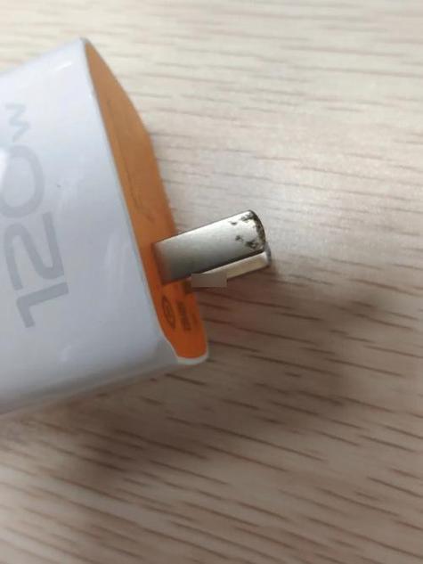 手机充电口发黑发臭对手机有害吗
