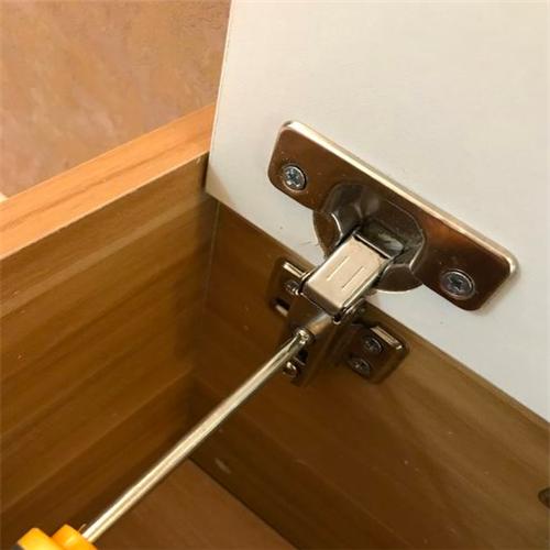 橱柜门关不紧老弹回来