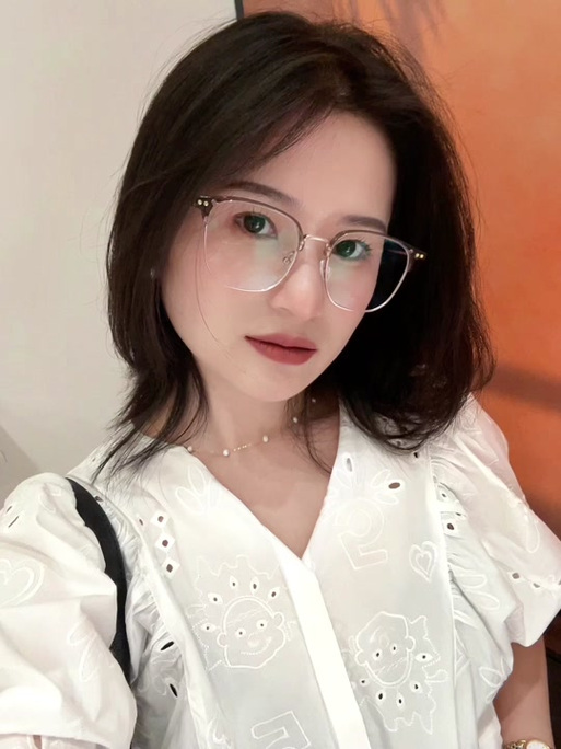 抖音白色衣服黑色眼镜的评论