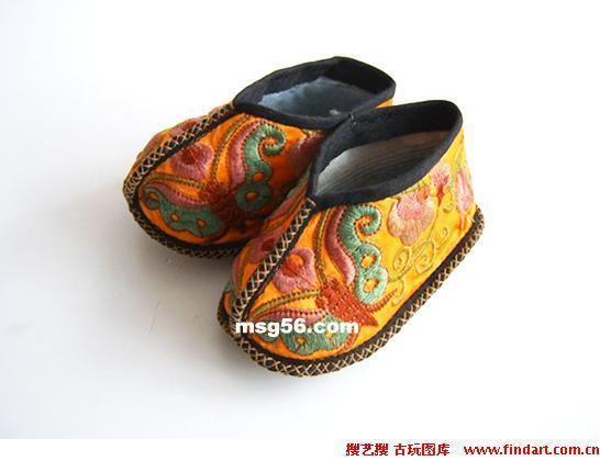 高跟鞋和帆布鞋一起图片
