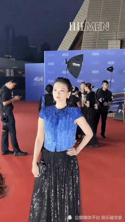 章子怡露背亮相金像奖颁奖礼