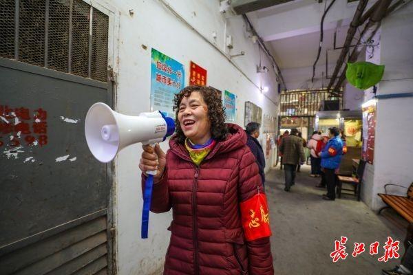 居民带着一个小喇叭上台