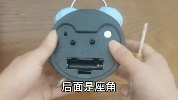 小闹钟电池盖打开图解