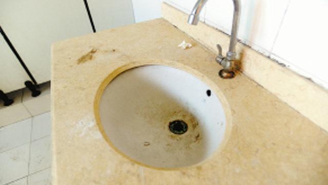 洗手池底部锈死了拧不动了