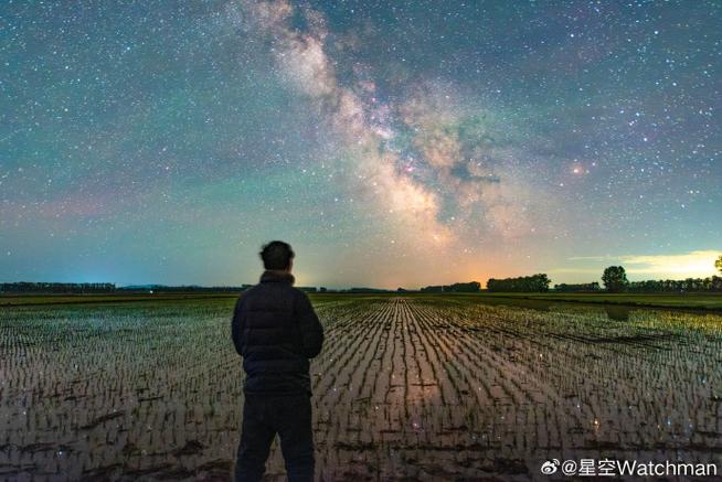 夜晚无人机在天上干啥