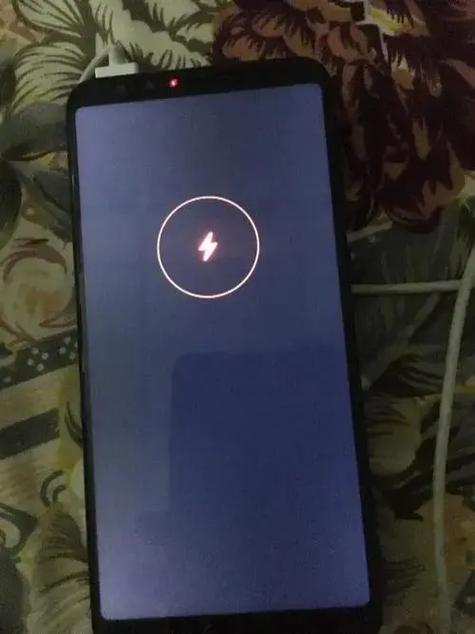 荣耀手机突然关机出现红色闪电