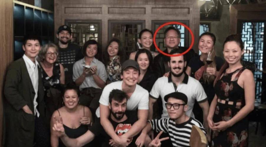 黄仁勋一家三口身高