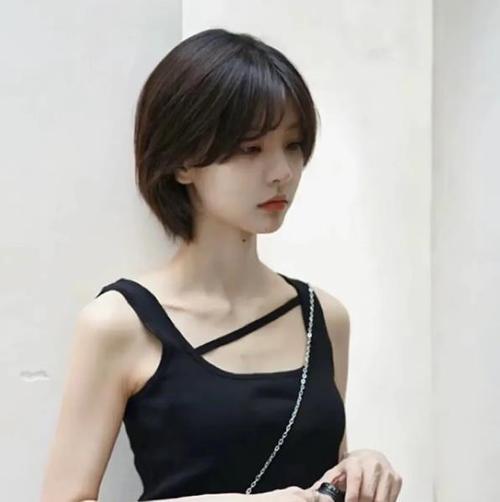流行的短发图片女性