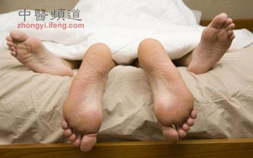 男人枕头下面放女人内衣好吗缩略图