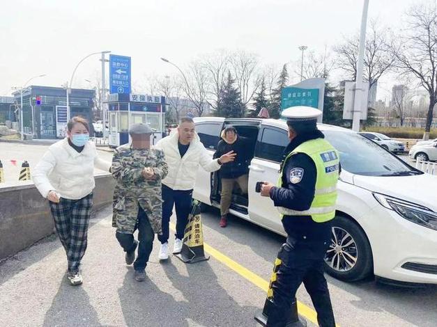 警车怎么开警灯