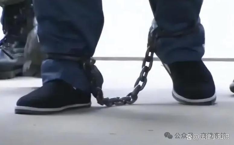 体验监狱生活佩戴手铐脚镣连体缩略图