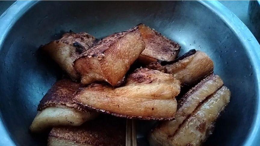 过年煮方块肉先用油锅炸再煮