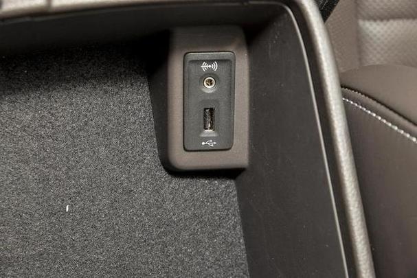 usb3.0和2.0接口一样吗图标