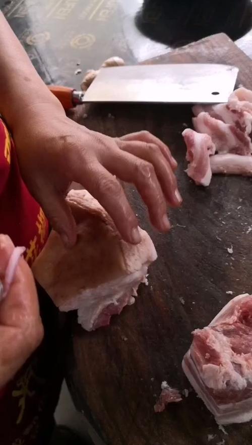 猪肉里有一根白色管状