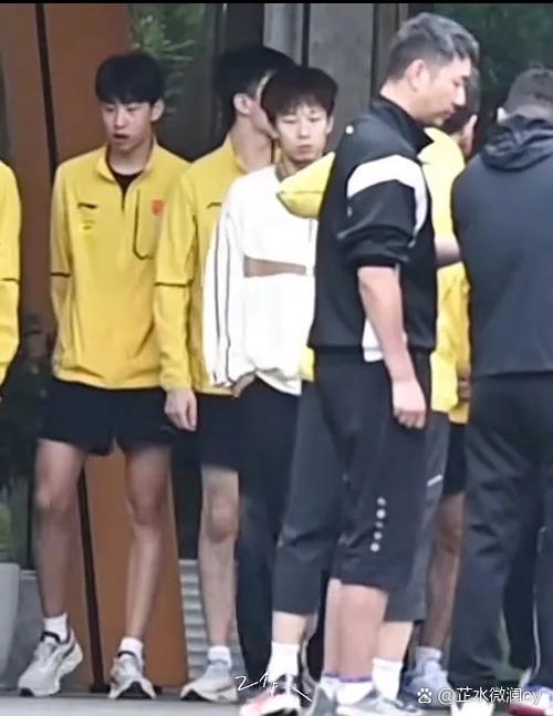 男生起飞时为什么要脱裤子呢