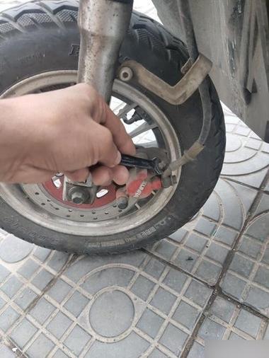 摩托车碟刹怎么调松紧缩略图