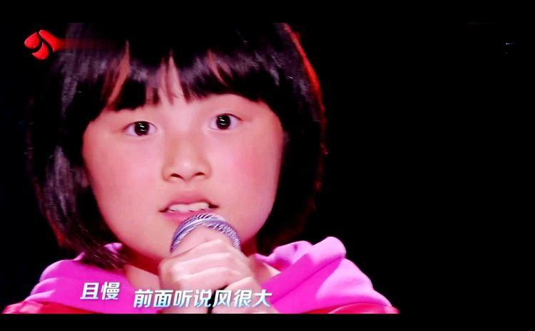 韩甜甜唱的《飞云之下》引来爆灯
