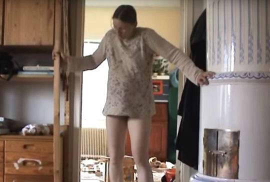独自一人在家里生孩子的视频