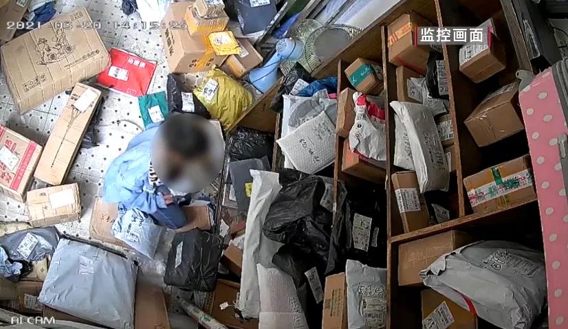 快递员调监控说我拿了东西