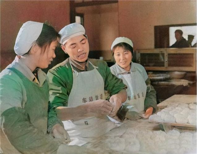 在车站食堂这个微缩的小社会里保尔截图