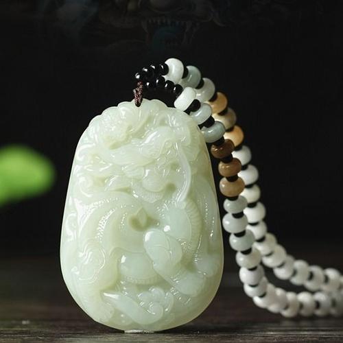 灯光下看真玉和假玉截图