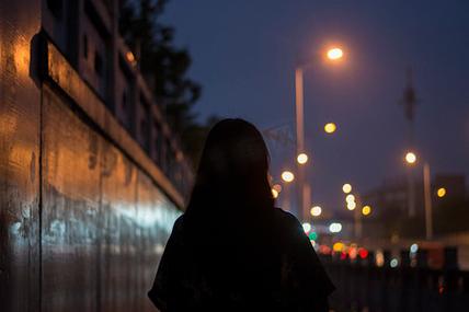 女孩子夜晚照片
