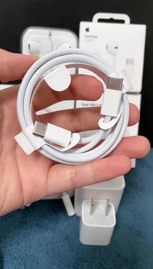 苹果15送的数据线两头一样吗