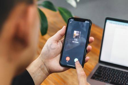 给正在打电话的人发微信语音
