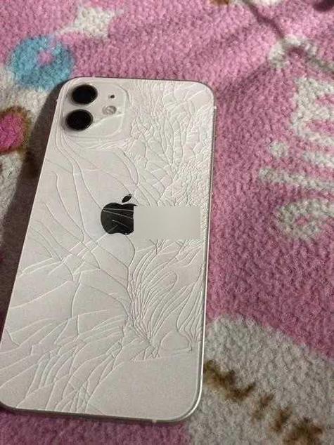 手机玻璃后盖碎了