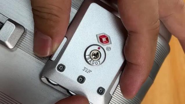 手提箱密码锁打不开怎么办