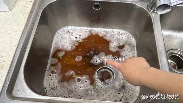 洗碗槽下面有一个塑胶的掉了
