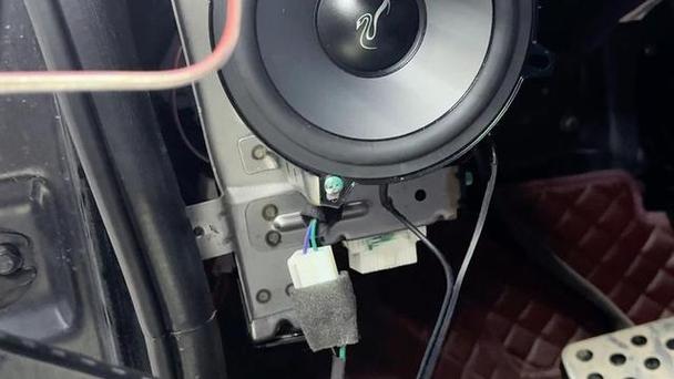 汽车音响喇叭分左右吗