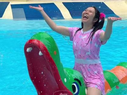林呱呱一家三口去游泳截图