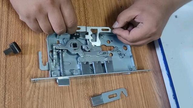 门锁锁体拆装