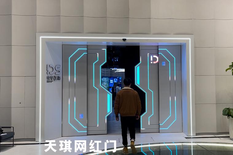 感应灯隔着门还会亮