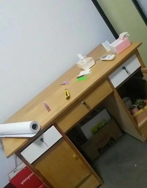 旧桌子翻新重新喷漆