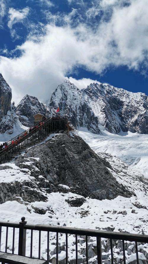 玉龙雪山要爬多少米缩略图