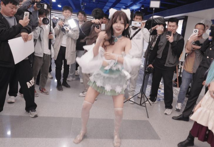 球球大作战女生全身照