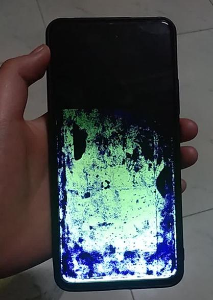 手机屏幕出现一个彩色的斑块