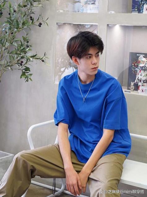 男色蓝色衣服截图