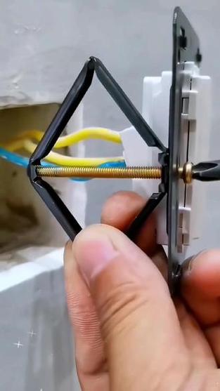 插座盒里螺丝扣坏了截图