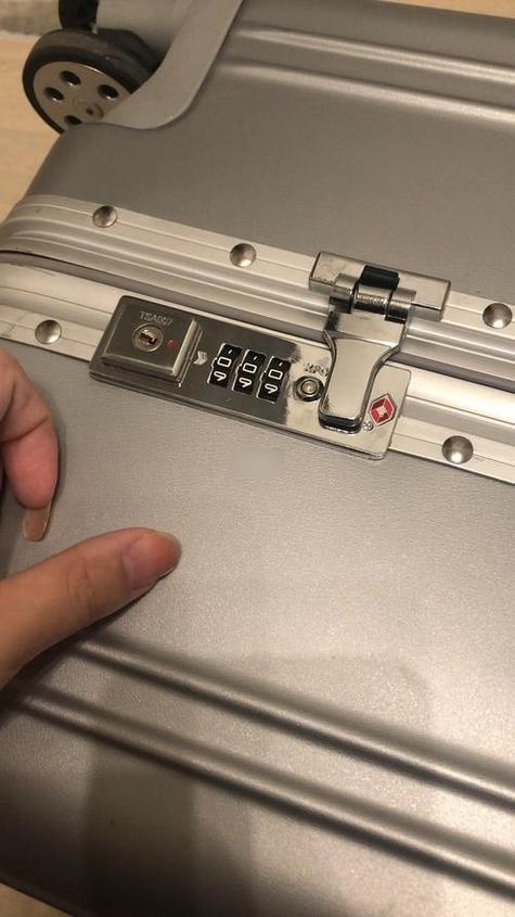 行李箱按不下去锁不上